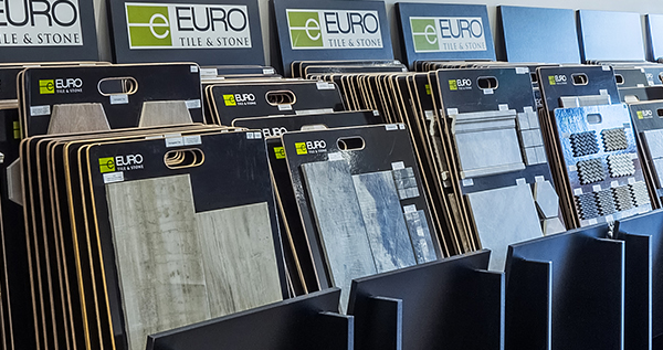 display de tuiles dans salle de montre