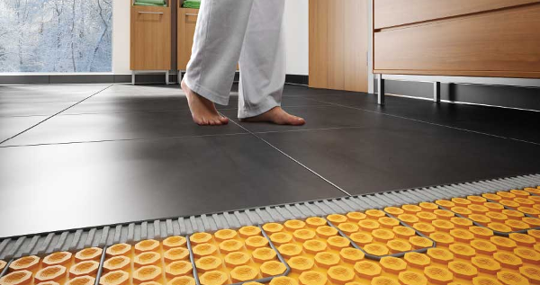 nue-pied sur une plancher chauffant