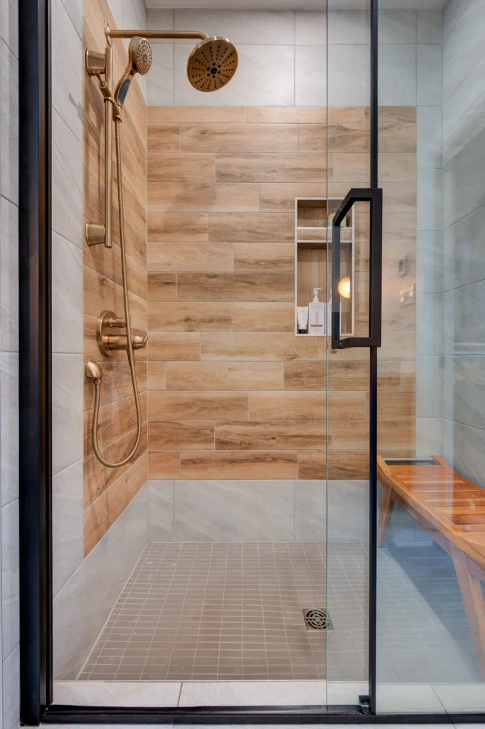 Douche vitrée avec carrelage effet bois
