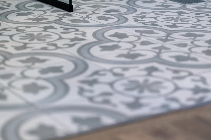 Carrelage à motifs au sol d’une douche vitrée
