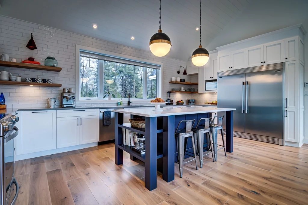 Cuisine blanche avec îlot bleu marine et suspensions noires