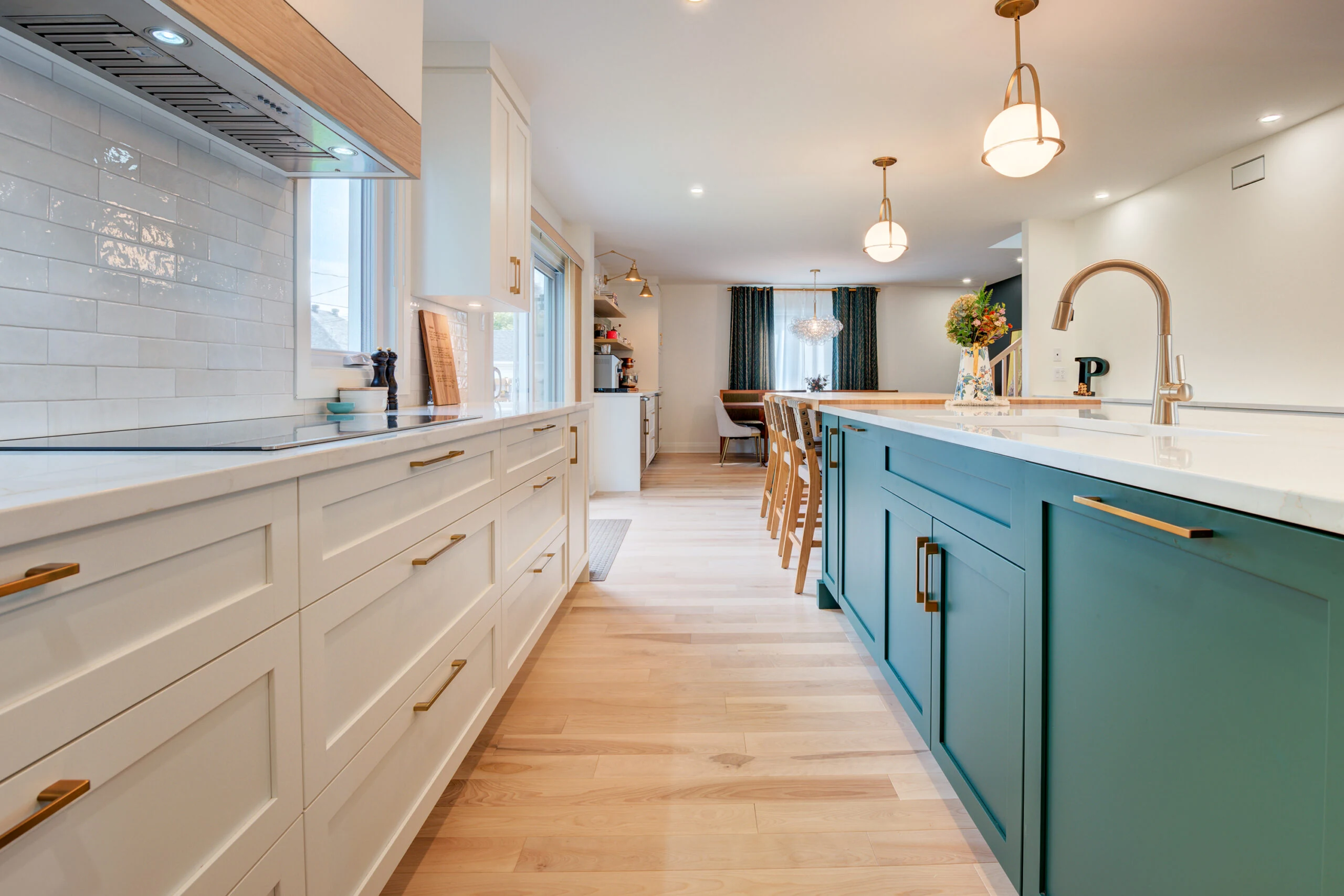 Cuisine blanche avec îlot turquoise et robinet doré
