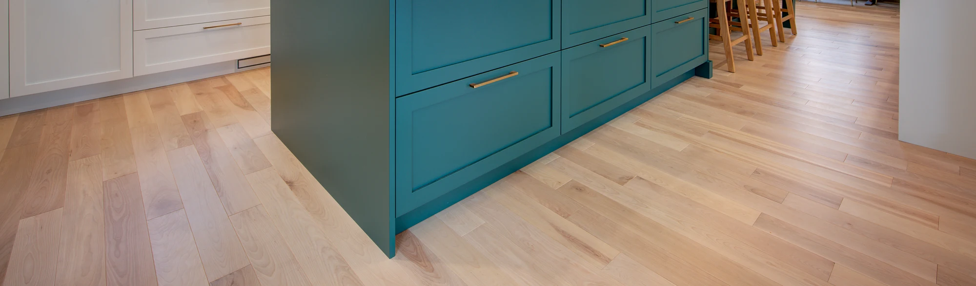 Plancher en bois dans une cuisine avec îlot vert