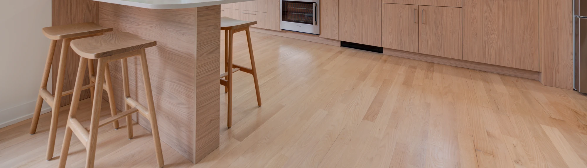 Plancher en bois clair dans une cuisine lumineuse