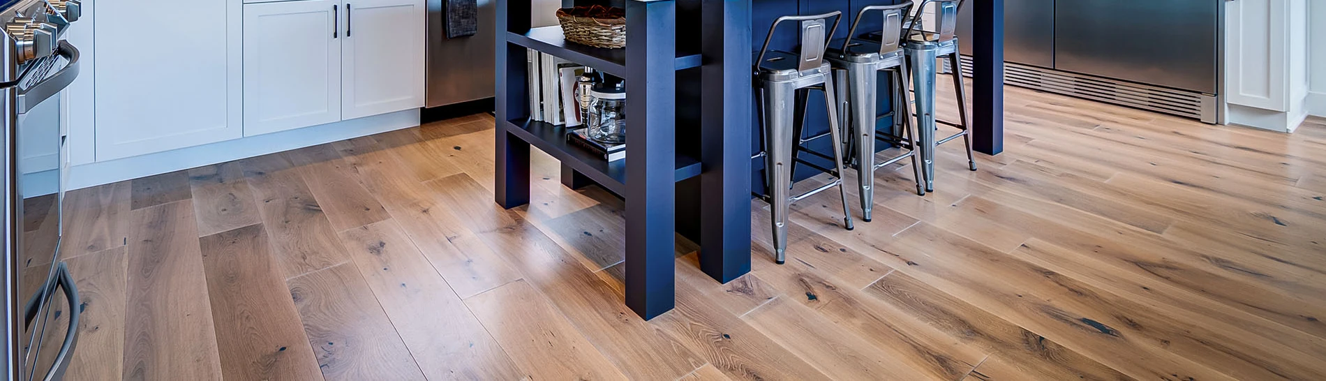 Plancher en bois dans une cuisine avec îlot bleu