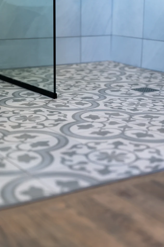 Transition entre un carrelage à motifs et un plancher en bois