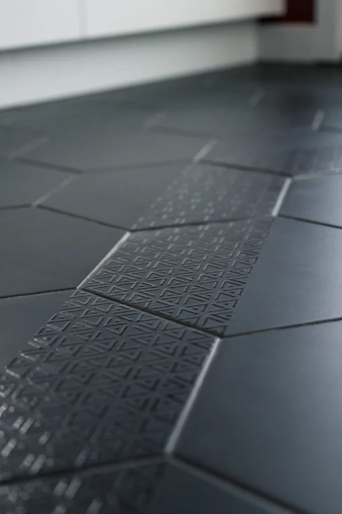 Plancher de tuiles hexagonales anthracite avec motifs