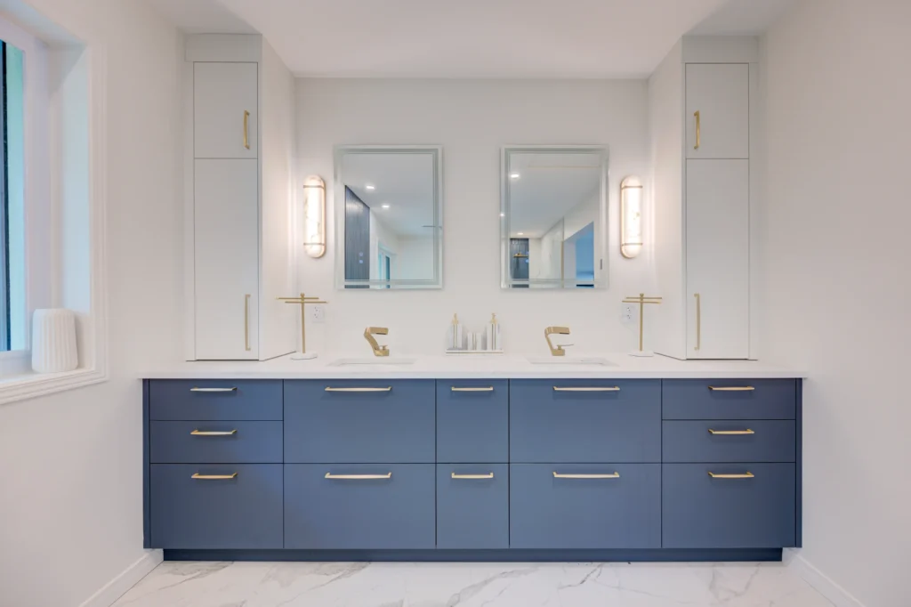 Double vanité bleue avec deux miroirs et appliques murales