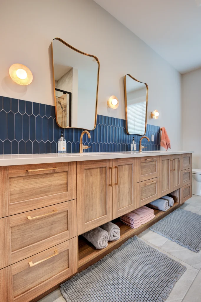 Double vanité en bois avec dosseret bleu et miroirs à cadre doré